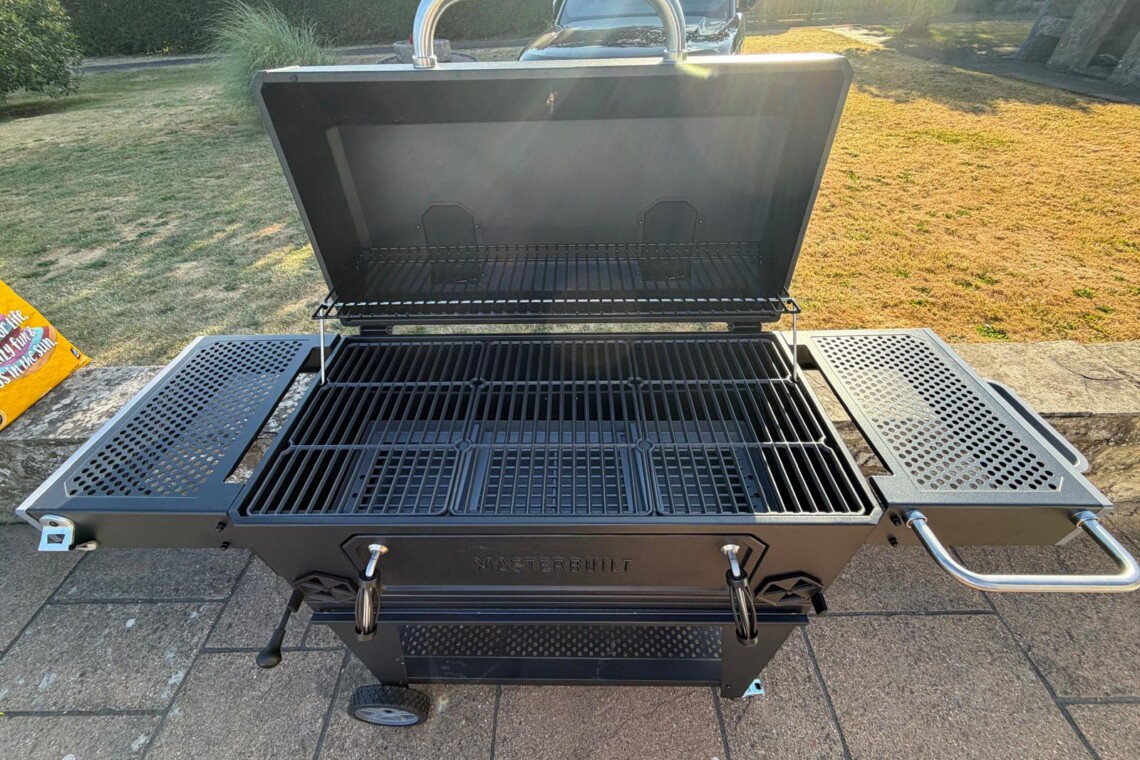 Masterbuilt Charcoal BBQ Barbecue. This heavy-duty barrel-style grill is highly popular for its massive cooking surface, cast-iron grates, and adjustable charcoal bed, making it excellent for large gatherings and high-heat grill