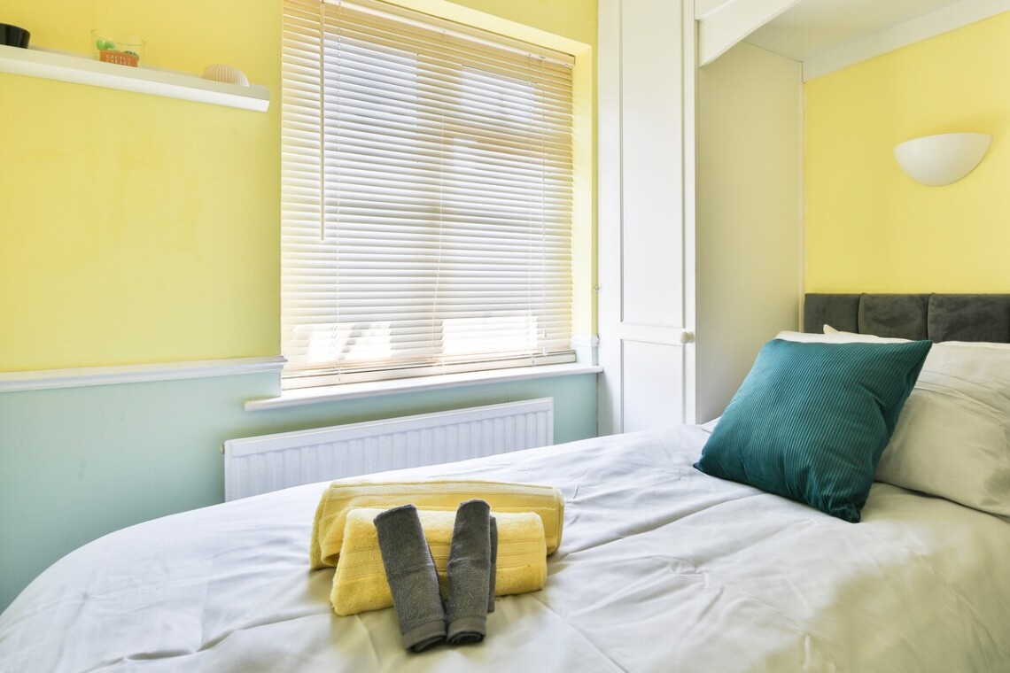 Cosy room with a single bed and cupboard space