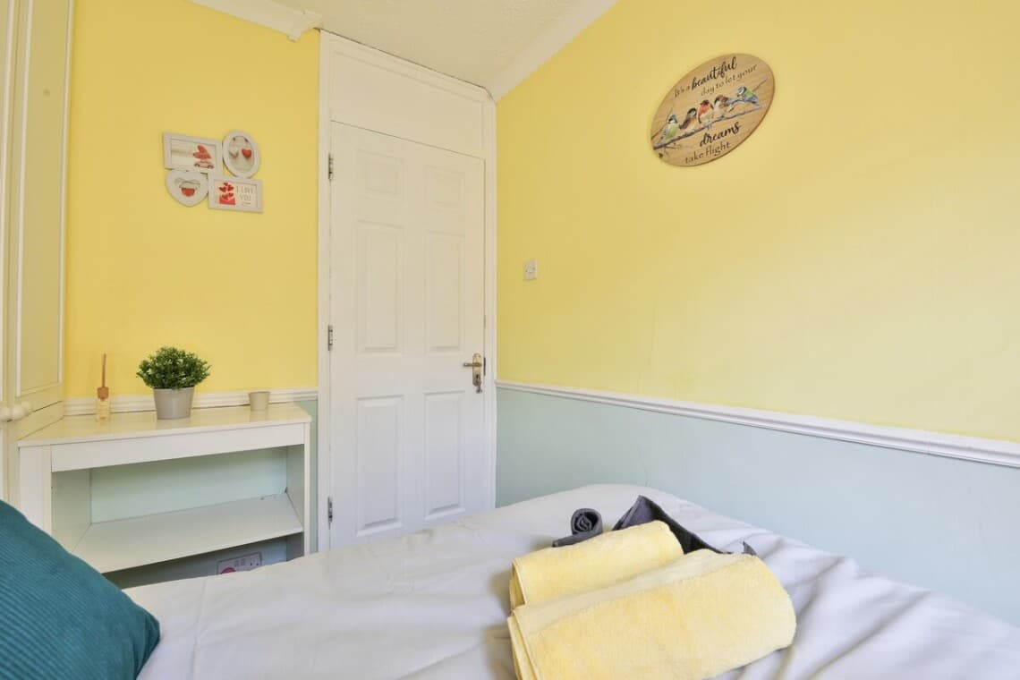 Cosy room with a single bed and cupboard space